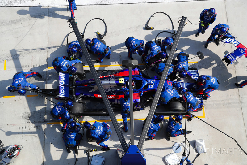 Pierre Gasly, Toro Rosso STR13 Honda, in de pits