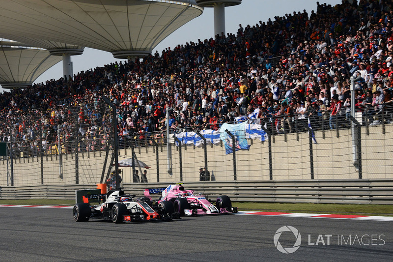 Romain Grosjean, Haas F1 Team VF-18 and Esteban Ocon, Force India VJM11 battle