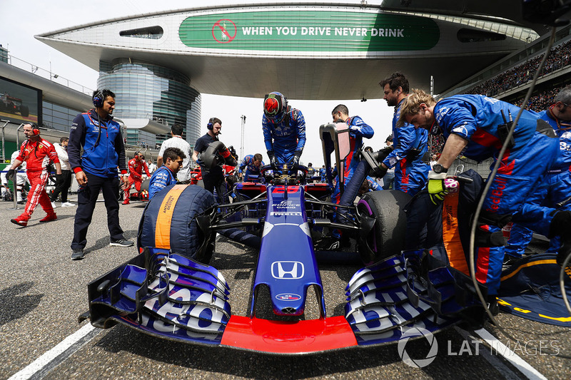 El equipo de Toro Rosso prepara el coche de Brendon Hartley, Toro Rosso STR13 Honda, en la parrilla