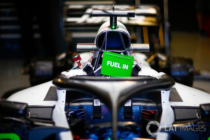 El coche de Romain Grosjean, Haas F1 Team VF-18, en el box