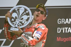 Podio: il vincitore della gara Jorge Lorenzo, Ducati Team