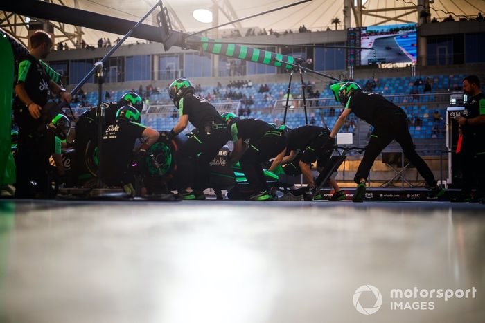El equipo de boxes del Stake F1 Team realiza una parada en boxes en el coche de Valtteri Bottas, Stake F1 Team Kick Sauber C44; Gran Premio de Bahrein 2024, Campeonato del Mundo de Fórmula Uno.