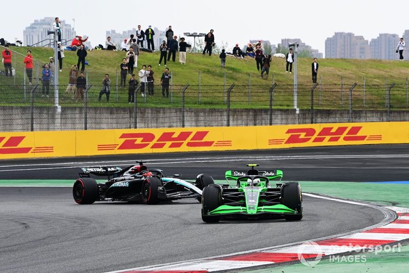 Zhou Guanyu, Kick Sauber C44, George Russell, Mercedes F1 W15