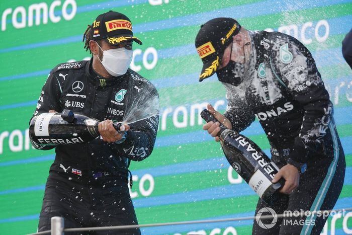 Podio: ganador de la carrera Lewis Hamilton, Mercedes, tercer lugar Valtteri Bottas, Mercedes