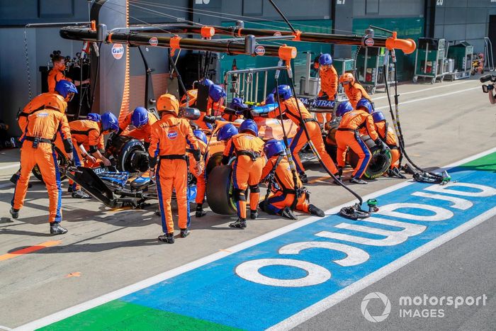 Lando Norris, McLaren MCL35M pit stop