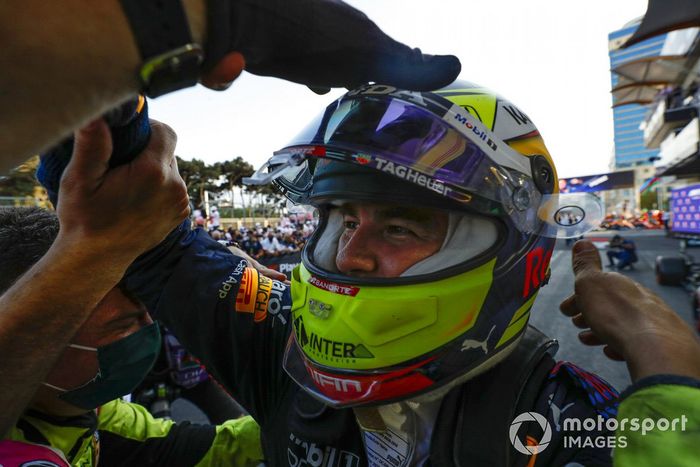 Ganador Sergio Pérez, Red Bull Racing, celebra en Parc Ferme