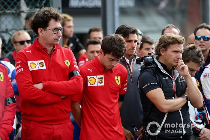 Mattia Binotto, director de Ferrari, y Charles Leclerc, de Ferrari, en la parrilla para el monumento conmemorativo de Anthoine Hubert
