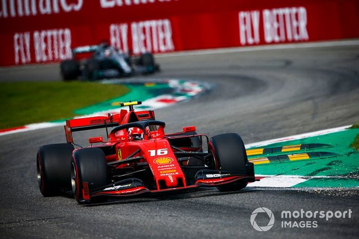 Charles Leclerc, Ferrari SF90, precede Lewis Hamilton, Mercedes AMG F1 W10