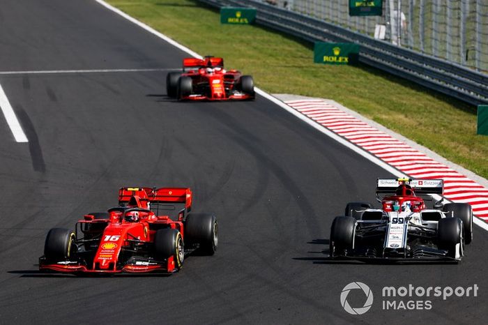 Charles Leclerc, Ferrari SF90, da una vuelta a Antonio Giovinazzi, Alfa Romeo Racing C38, por delante de Sebastian Vettel, Ferrari SF90