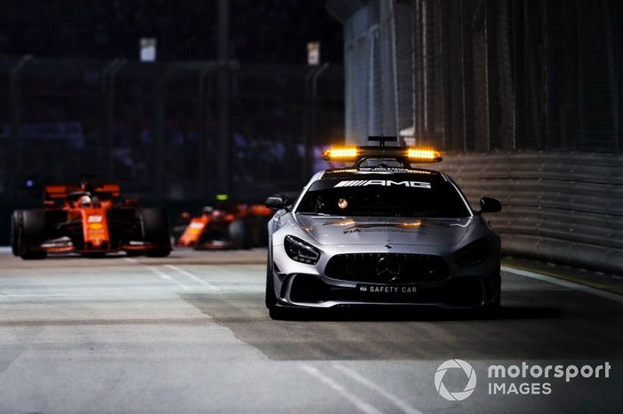 Coche de seguridad lidera Sebastian Vettel, Ferrari SF90 y Charles Leclerc, Ferrari SF90 