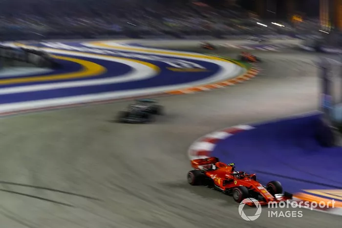 Charles Leclerc, Ferrari SF90, precede Lewis Hamilton, Mercedes AMG F1 W10
