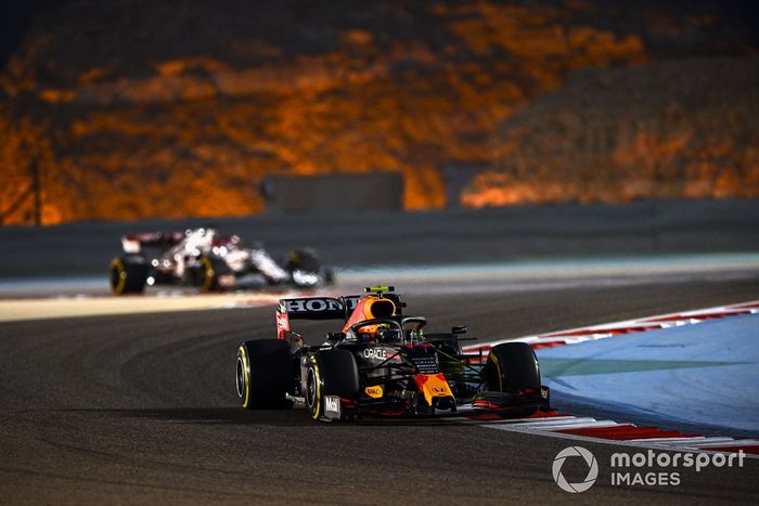 Sergio Perez, Red Bull Racing RB16B, Kimi Raikkonen, Alfa Romeo Racing C41