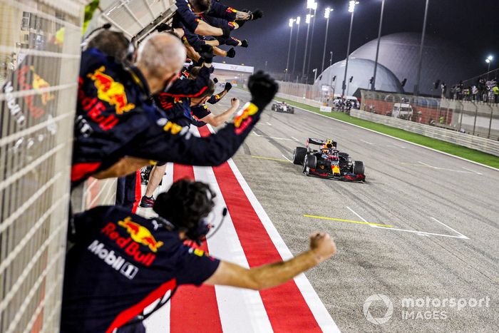 Tercer lugar Alex Albon, el Red Bull Racing RB16 cruza la línea de meta