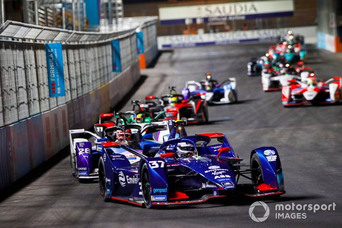 Nick Cassidy, Envision Virgin Racing, Audi e-tron FE07, leads Maximilian Guenther, BMW I Andretti Motorsports, BMW iFE.21, and Lucas Di Grassi, Audi Sport ABT Schaeffler, Audi e-tron FE07