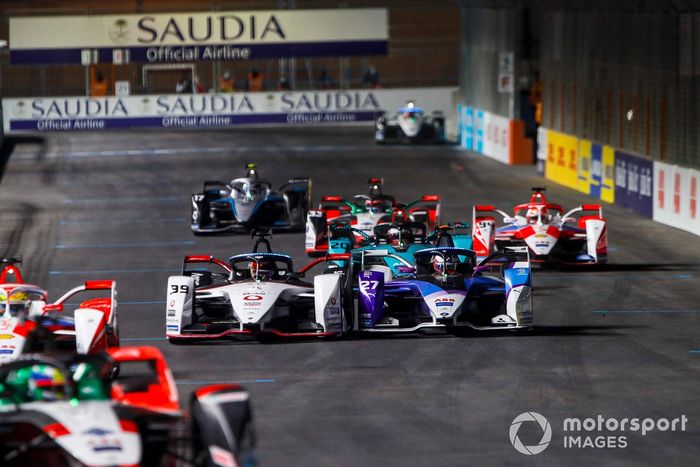 Pascal Wehrlein, Tag Heuer Porsche, Porsche 99X Electric, lucha con Jake Dennis, BMW I Andretti Motorsport, BMW iFE.21, por delante de Mitch Evans, Panasonic Jaguar Racing, Jaguar I-Type 5 , Alex Lynn, Mahindra Racing, M7Electro, y Rene Rast, Audi Sport AB