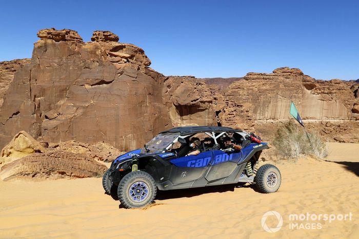 Un vehículo de reconocimiento recorre la pista