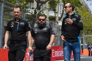 Robert Kubica, Williams Racing parcourt la piste à pied avec son équipe