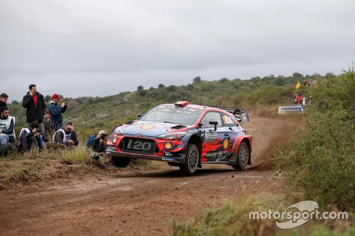 Thierry Neuville, Nicolas Gilsoul, Hyundai Motorsport Hyundai i20 Coupe WRC with Andrea Adamo, Team principal Hyundai Motorsport