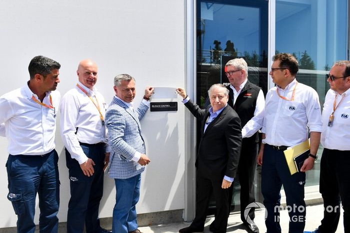 Francois Dumontier, Presidente y Director General del Gran Premio de Canadá, Jean Todt, Presidente de la FIA, y Ross Brawn, Director General de Motorsports, FOM, revelan una placa que dedica un nuevo edificio de Race Control al fallecido Charlie Whiting, ex Director de Carrera de la FIA
