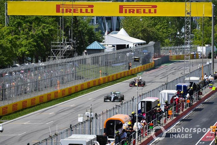 Valtteri Bottas, Mercedes AMG W10, por delante de Pierre Gasly, Red Bull Racing RB15