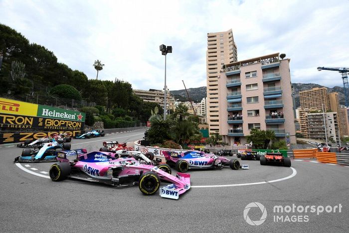 Charles Leclerc, Ferrari SF90, precede Lance Stroll, Racing Point RP19, Sergio Perez, Racing Point RP19, e Robert Kubica, Williams FW42