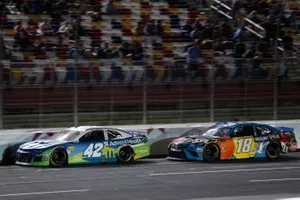  Kyle Larson, Chip Ganassi Racing, Chevrolet Camaro Advent Health  Kyle Busch, Joe Gibbs Racing, Toyota Camry M&M's Hazelnut