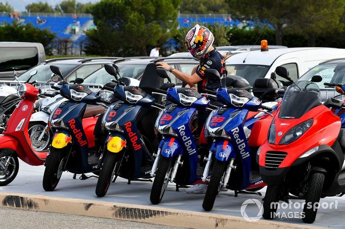 Pierre Gasly, Red Bull Racing llega con su novia Caterina Masetti Zannini