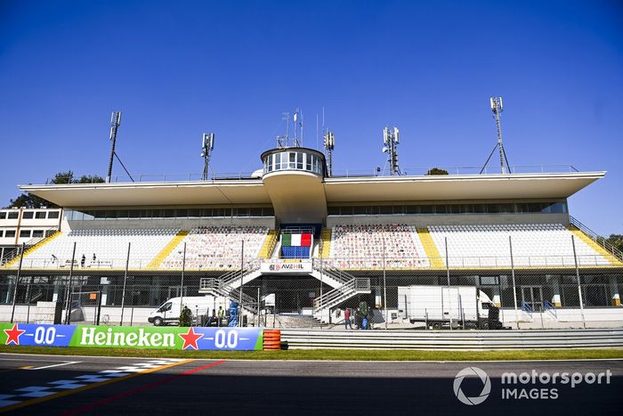 Aficionados falsos en las gradas de Monza