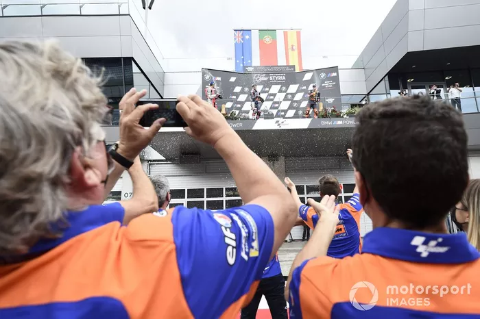 La celebración del podio con miembros del Red Bull KTM Tech 3 team 