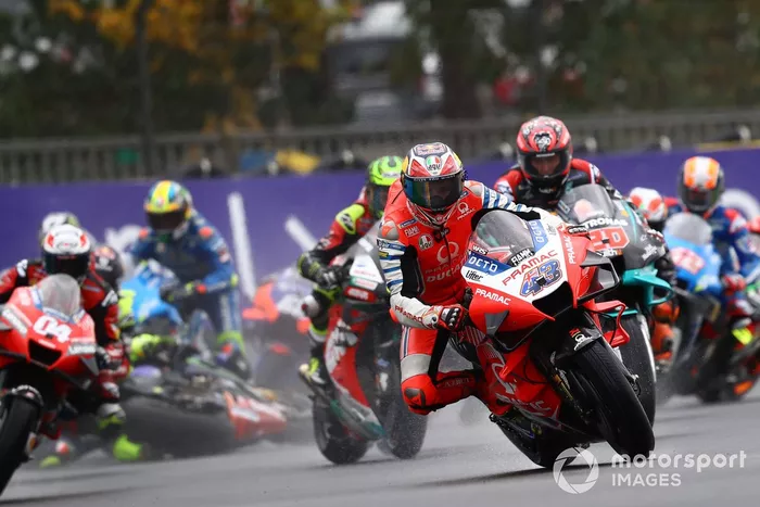 Jack Miller, Pramac Racing in testa, Valentino Rossi, Yamaha Factory Racing cade