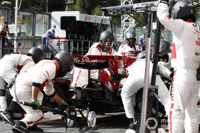 Kimi Raikkonen, Alfa Romeo Racing C39 pit stop