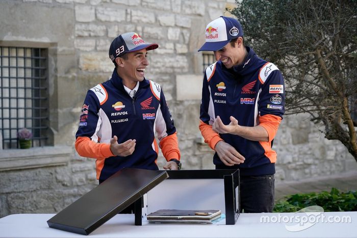 Marc Márquez y Alex Márquez en el juego de la Caja Sorpresa