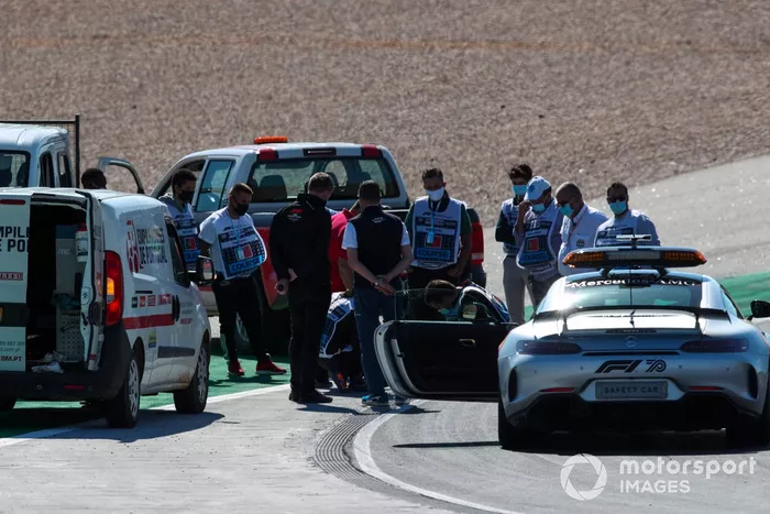 Michael Masi, Director de Carrera y la FIA arreglan una alcantarilla