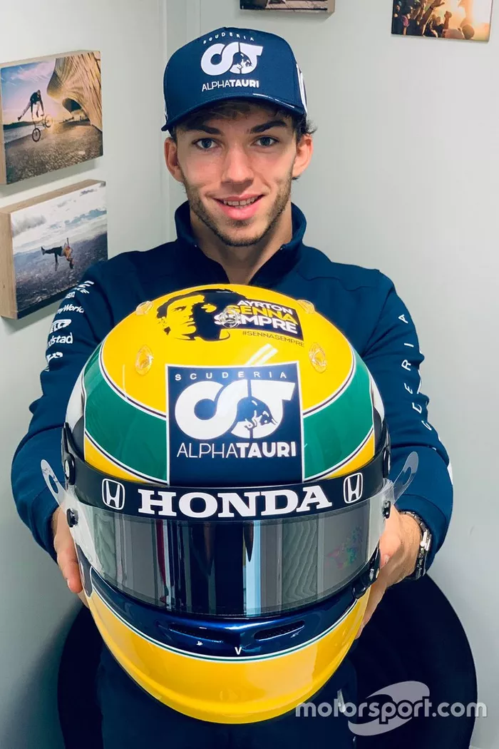 Pierre Gasly, Alpha Tauri con su casco especial tributo a Ayrton Senna