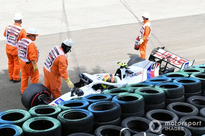 Los oficiales de pista asisten a Mick Schumacher, Haas VF-21, tras el accidente en la FP3