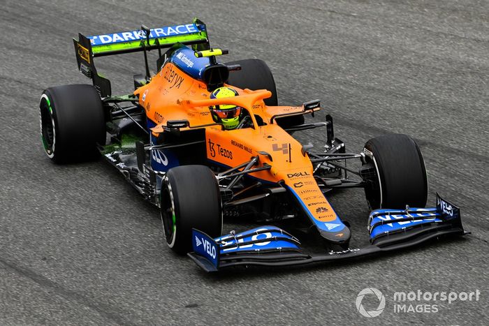 Lando Norris, McLaren MCL35M, con parafina en el alerón trasero 