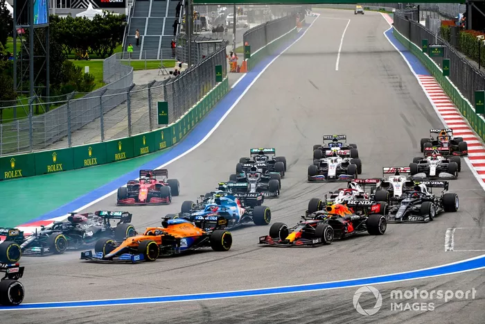 Inicio: Lewis Hamilton, Mercedes W12, Daniel Ricciardo, McLaren MCL35M, Sergio Pérez, Red Bull Racing RB16B, Esteban Ocon, Alpine A521