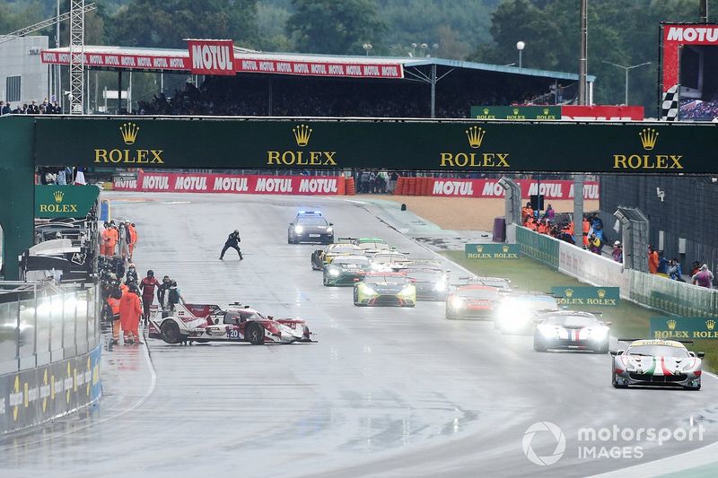 #20 High Class Racing Oreca 07 - Gibson LMP2, Dennis Andersen, Ricky Taylor, Marco Sørensen remains static on the grid as other cars begin their formation lap