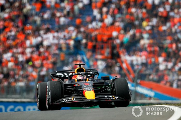 Max Verstappen, Red Bull Racing RB18, se detiene en el circuito durante la FP1
