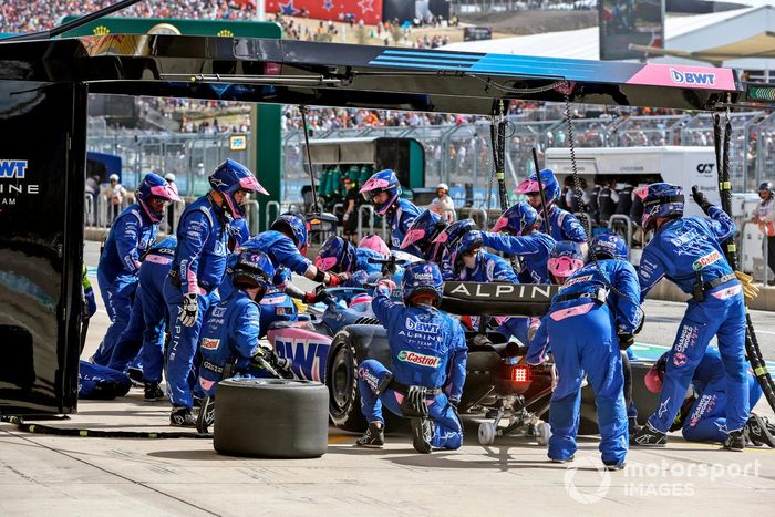 Fernando Alonso, Alpine A522, en boxes tras un accidente en pista