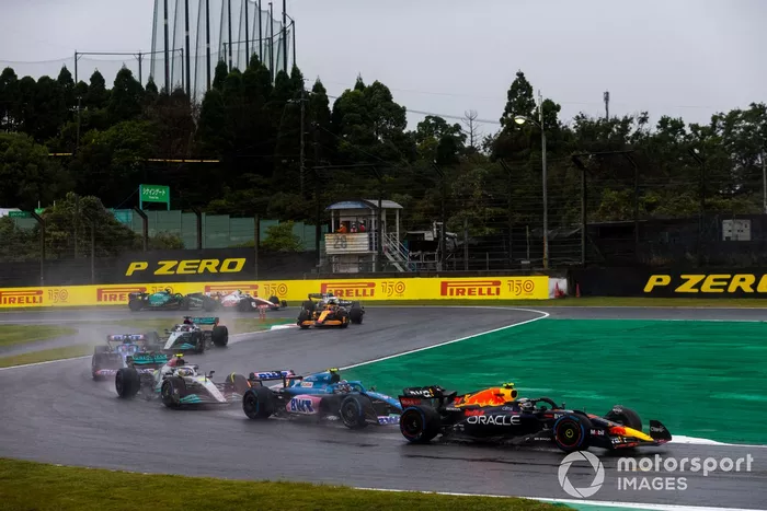Sergio Pérez, Red Bull Racing RB18, Esteban Ocon, Alpine A522, Lewis Hamilton, Mercedes W13, Fernando Alonso, Alpine A522, George Russell, Mercedes W13