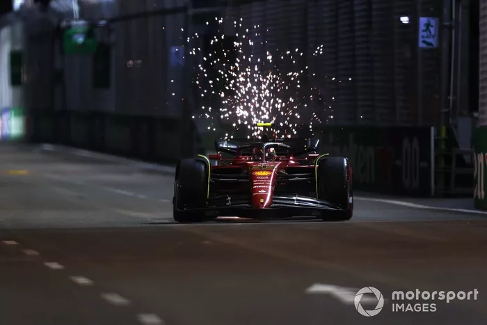 Carlos Sainz y el Ferrari F1-75 echa chispas