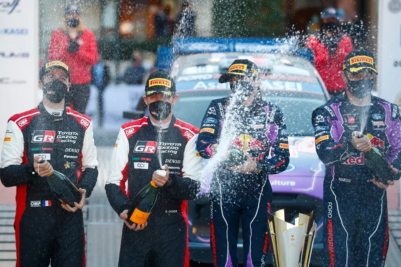 Podium : Les vainqueurs Sébastien Loeb, Isabelle Galmiche, M-Sport Ford World Rally Team Ford Puma Rally1, deuxième place Sébastien Ogier, Benjamin Veillas, Toyota Gazoo Racing WRT Toyota GR Yaris Rally1