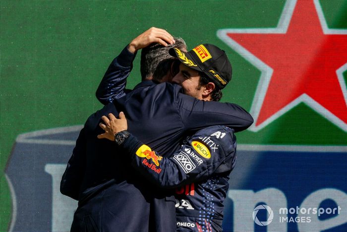 Podio: Carlos Slim Domit y el tercer lugar Sergio Pérez, Red Bull Racing