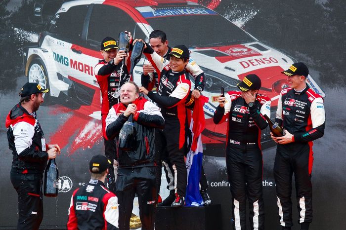Podio: ganadores Sébastien Ogier, Julien Ingrassia, Toyota Gazoo Racing WRT Toyota Yaris WRC, segundo lugar Elfyn Evans, Scott Martin, Toyota Gazoo Racing WRT Toyota Yaris WRC, Jari-Matti Latvala, director del equipo Toyota Gazoo Racing, Takamoto Katsuta, Aaron Johnston, Toyota Gazoo Racing WRT Toyota Yaris WRC, Kalle Rovanperä, Jonne Halttunen, Toyota Gazoo Racing WRT Toyota Yaris WRC.