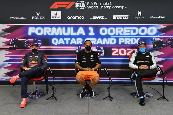 Max Verstappen, Red Bull Racing, segunda posición, Lewis Hamilton, Mercedes, primera posición y Fernando Alonso, tercera posición, en rueda de prensa