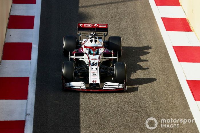 Guanyu Zhou, Alfa Romeo Racing C39 adaptado (muleto) con los Pirelli de 18 pulgadas 