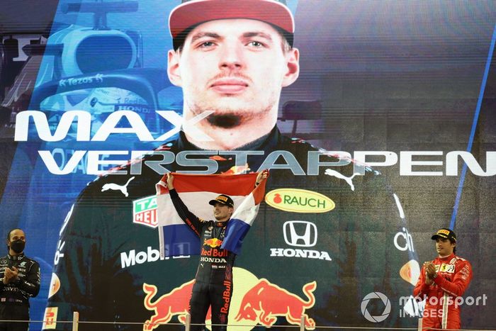 Podio: ganador y campeón Max Verstappen, Red Bull Racing