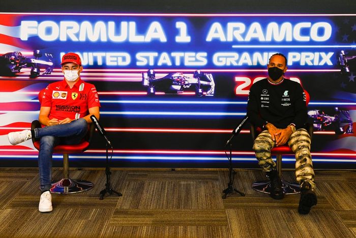 Charles Leclerc, de Ferrari, y Lewis Hamilton, de Mercedes, en la rueda de prensa de pilotos