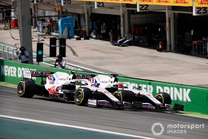 Mick Schumacher, Haas VF-21, lucha con Nikita Mazepin, Haas VF-21